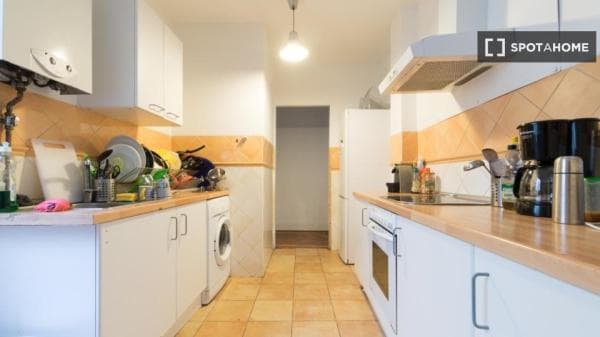 Habitación en piso compartido de 10 habitaciones en alquiler en Arapiles thumbnail 2