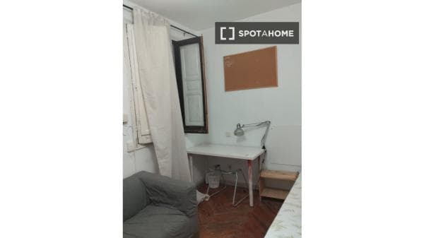 Habitación en piso compartido de 10 habitaciones en alquiler en Arapiles thumbnail 1