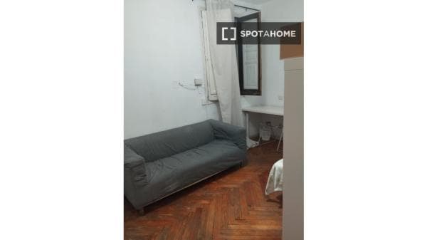 Habitación en piso compartido de 10 habitaciones en alquiler en Arapiles thumbnail 2