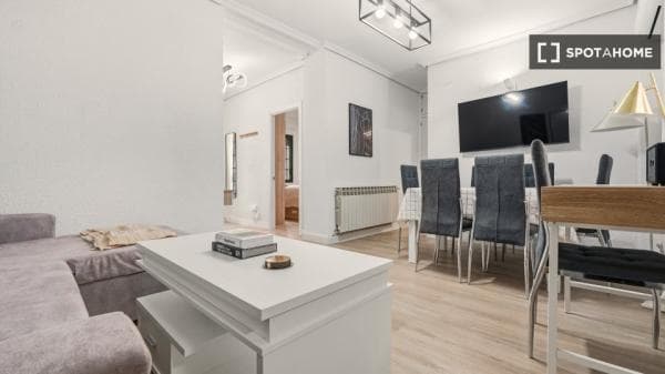 Piso en alquiler en C. de Oltra , Madrid thumbnail 2