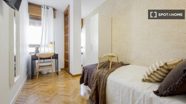 Habitación en alquiler en Chamartín photo 1