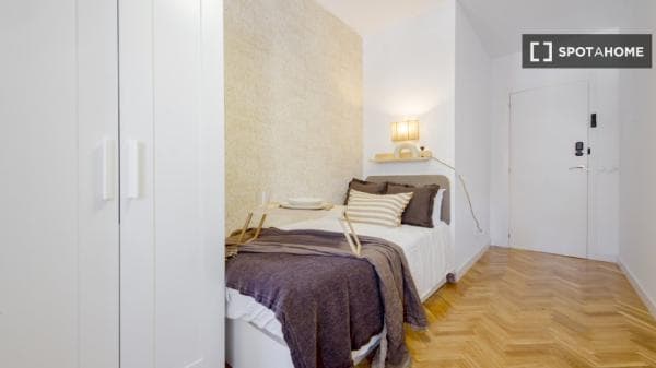 Habitación en alquiler en Chamartín thumbnail 1
