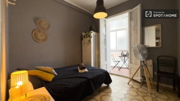Se alquila habitación en piso de 5 habitaciones en Barcelona photo 1