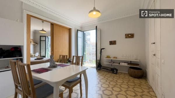 Se alquila habitación en piso de 5 habitaciones en Barcelona thumbnail 2