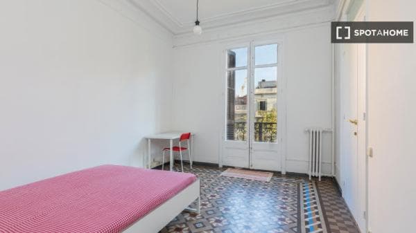 Habitación en piso compartido de 9 habitaciones en La Dreta de l'Eixample thumbnail 1
