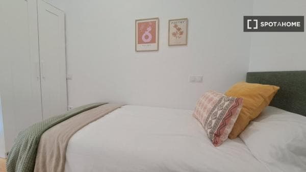 Habitación compartida de 14 habitaciones en alquiler en Castillejos, Madrid thumbnail 1