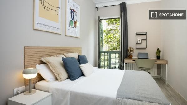 Se alquila habitación en la Dreta de l'Eixample, Barcelona. photo 1