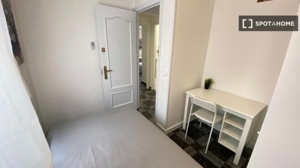 Habitación en piso compartido en San Isidro, Madrid photo 1