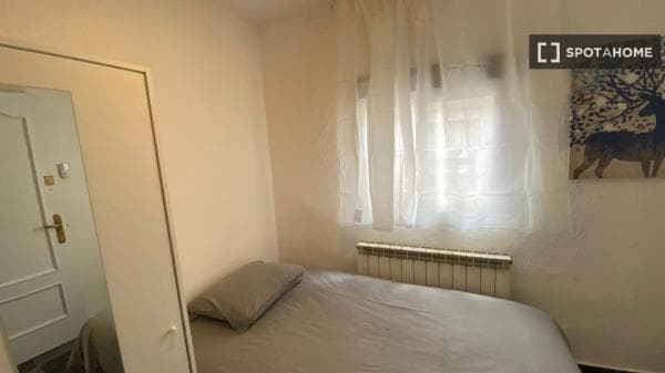Habitación en piso compartido en San Isidro, Madrid thumbnail 2