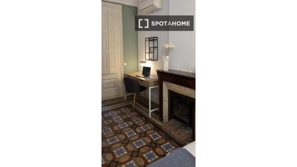 Habitación en piso compartido en barcelona. thumbnail 1