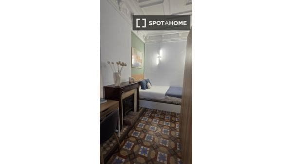 Habitación en piso compartido en barcelona. thumbnail 2