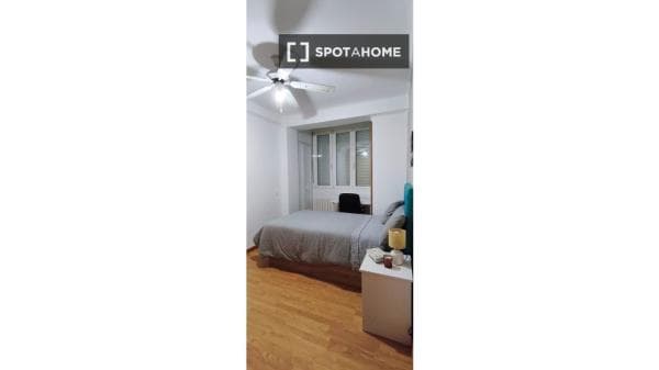 Habitación en piso compartido en madrid. photo 1
