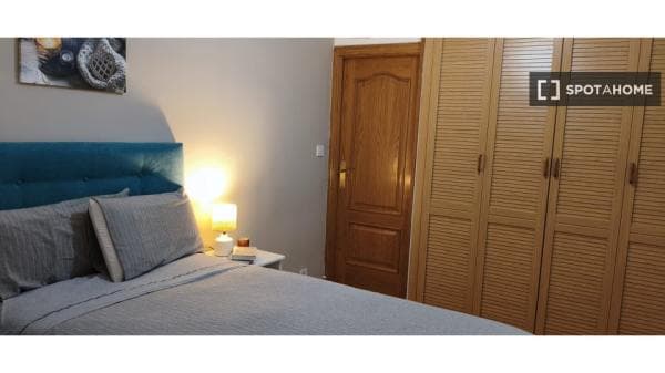 Habitación en piso compartido en madrid. thumbnail 1