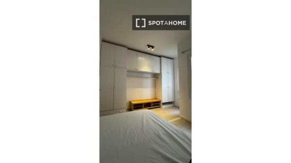 Habitación en piso compartido de 3 habitaciones en La Salut, Barcelona thumbnail 1