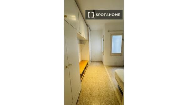 Habitación en piso compartido de 3 habitaciones en La Salut, Barcelona thumbnail 2