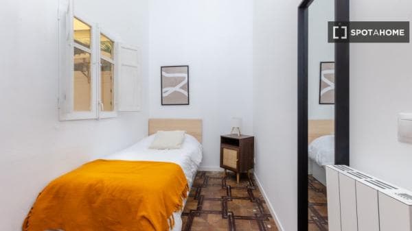 Habitación en piso compartido en barcelona. thumbnail 1
