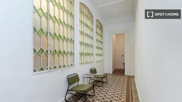 Habitación en piso compartido en barcelona. thumbnail 2