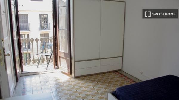 Habitación en piso compartido en barcelona. photo 1