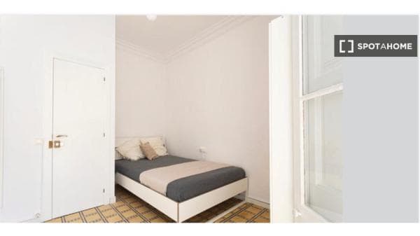 Habitación en piso de 4 habitaciones en alquiler en Barcelona photo 1