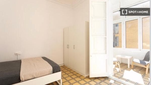 Habitación en piso de 4 habitaciones en alquiler en Barcelona thumbnail 2