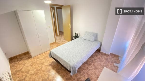 Habitación en piso compartido de 7 habitaciones en Orcasur, Madrid thumbnail 1