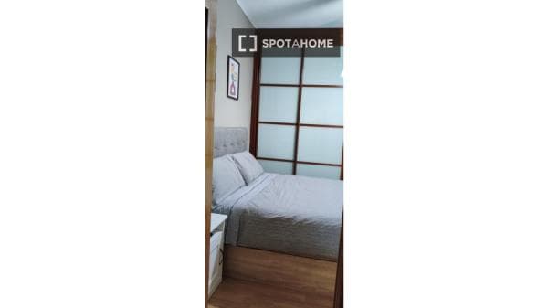Habitación en piso compartido en madrid. photo 1