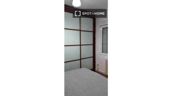 Habitación en piso compartido en madrid. thumbnail 1