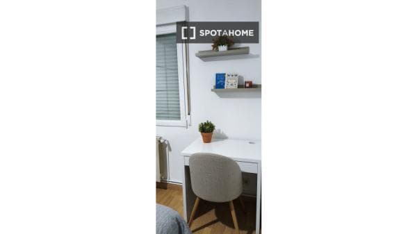 Habitación en piso compartido en madrid. thumbnail 2