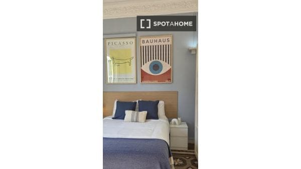 Habitación en piso compartido en barcelona. thumbnail 1