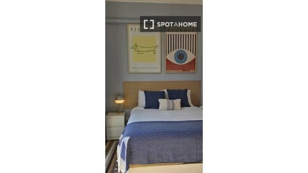 Habitación en piso compartido en barcelona. thumbnail 2