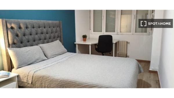 Habitación en piso compartido en madrid. thumbnail 1