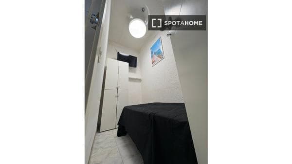 Habitación en piso compartido de 5 habitaciones, El Raval, Barcelona thumbnail 2