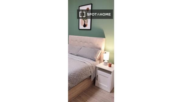 Habitación en piso compartido en madrid. thumbnail 1