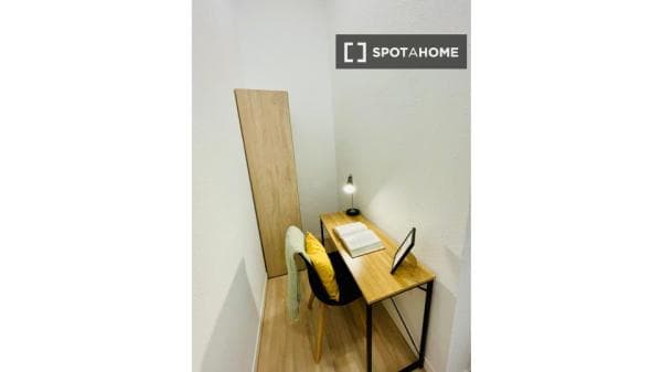 Se alquila habitación en el centro de Madrid photo 1