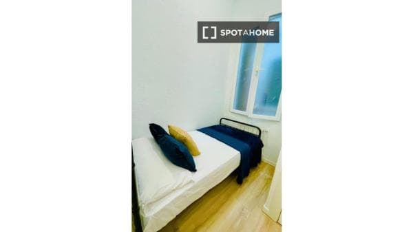 Se alquila habitación en el centro de Madrid thumbnail 1