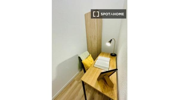Se alquila habitación en el centro de Madrid thumbnail 2