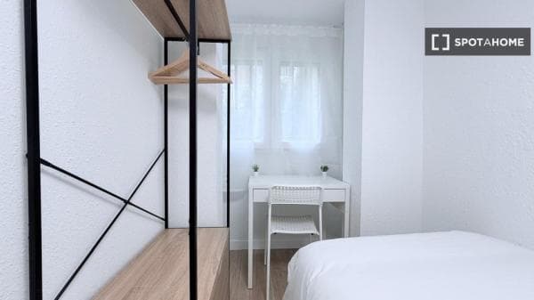 Habitación en piso compartido de 5 habitaciones en alquiler en Madrid thumbnail 1
