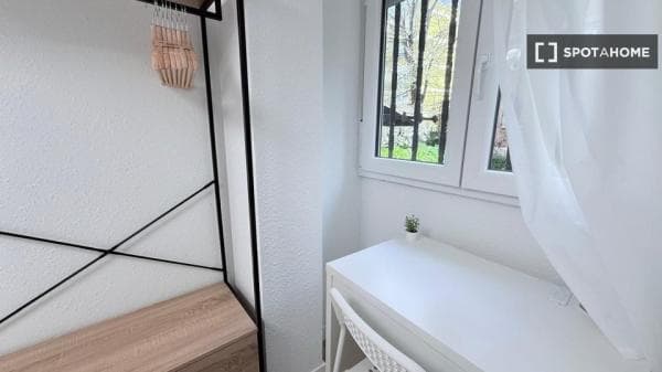 Habitación en piso compartido de 5 habitaciones en alquiler en Madrid thumbnail 2