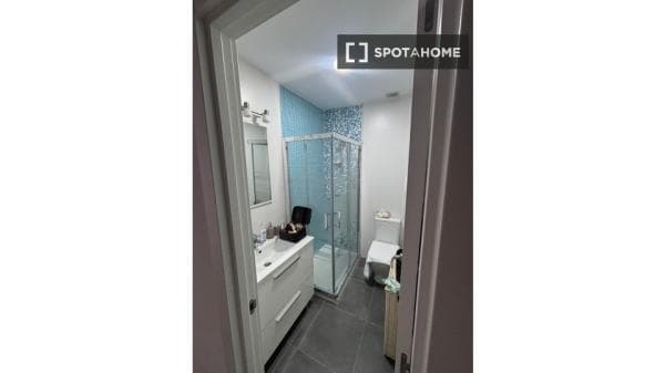 Habitación en piso compartido en madrid. thumbnail 1