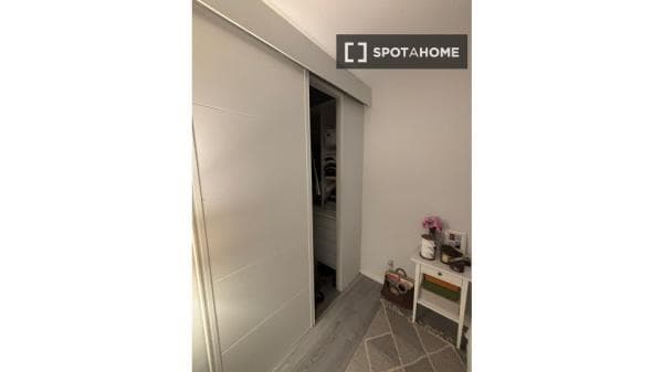Habitación en piso compartido en madrid. thumbnail 2