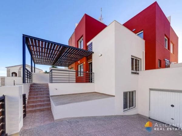 Chalet pareado en calle San Miguel photo 1