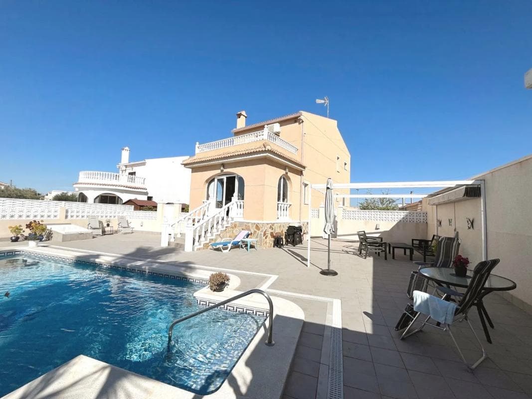Sale of independent chalet in Calle Marie Curie, 18, Benijofar
photo 4