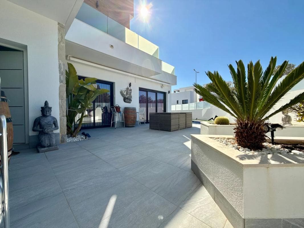 Sale of independent chalet in Calle la Herrada, Los Montesinos
photo 2