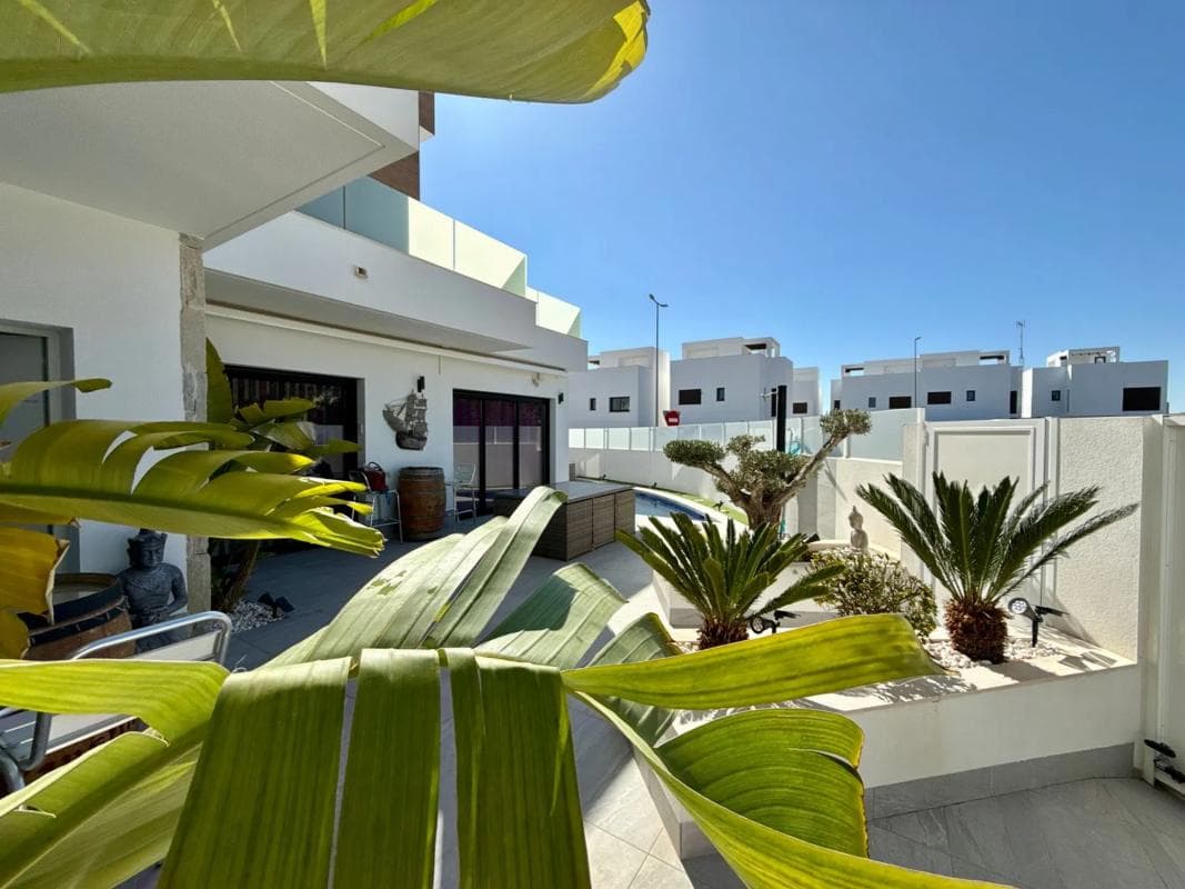 Sale of independent chalet in Calle la Herrada, Los Montesinos
photo 4