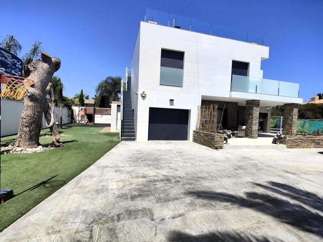 Sale of independent chalet in Barrio Cabo Roig, Orihuela
photo 2