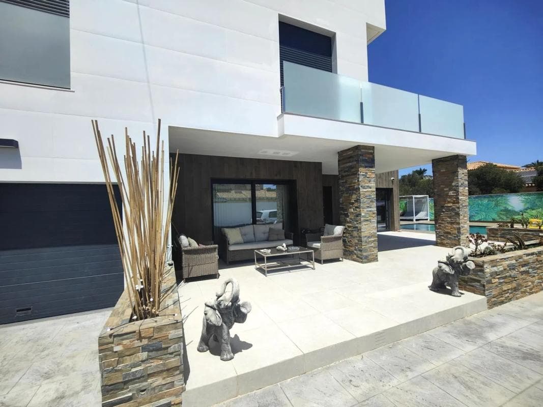 Sale of independent chalet in Barrio Cabo Roig, Orihuela
photo 3