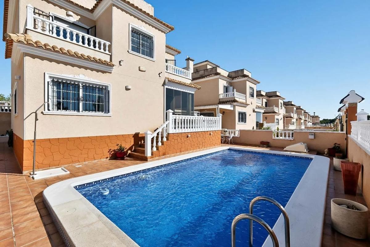 Venta de chalet independiente en Avenida de las Hierbas, Pilar de la Horadada
photo 2