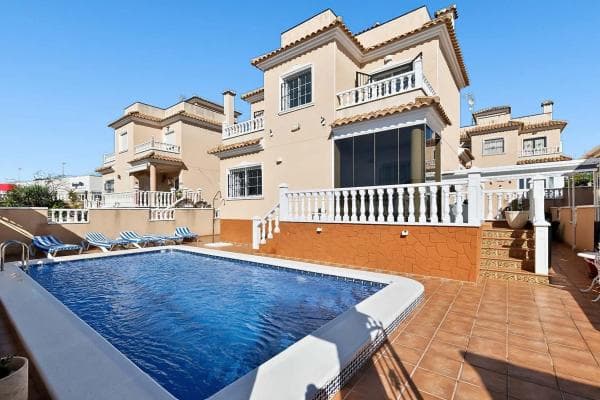 Casa independiente en avenida de las Hierbas thumbnail 2