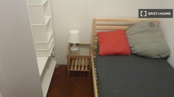 Habitación en piso compartido en barcelona. thumbnail 1