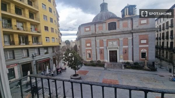 Piso en alquiler en Calle de Santiago , Madrid photo 1